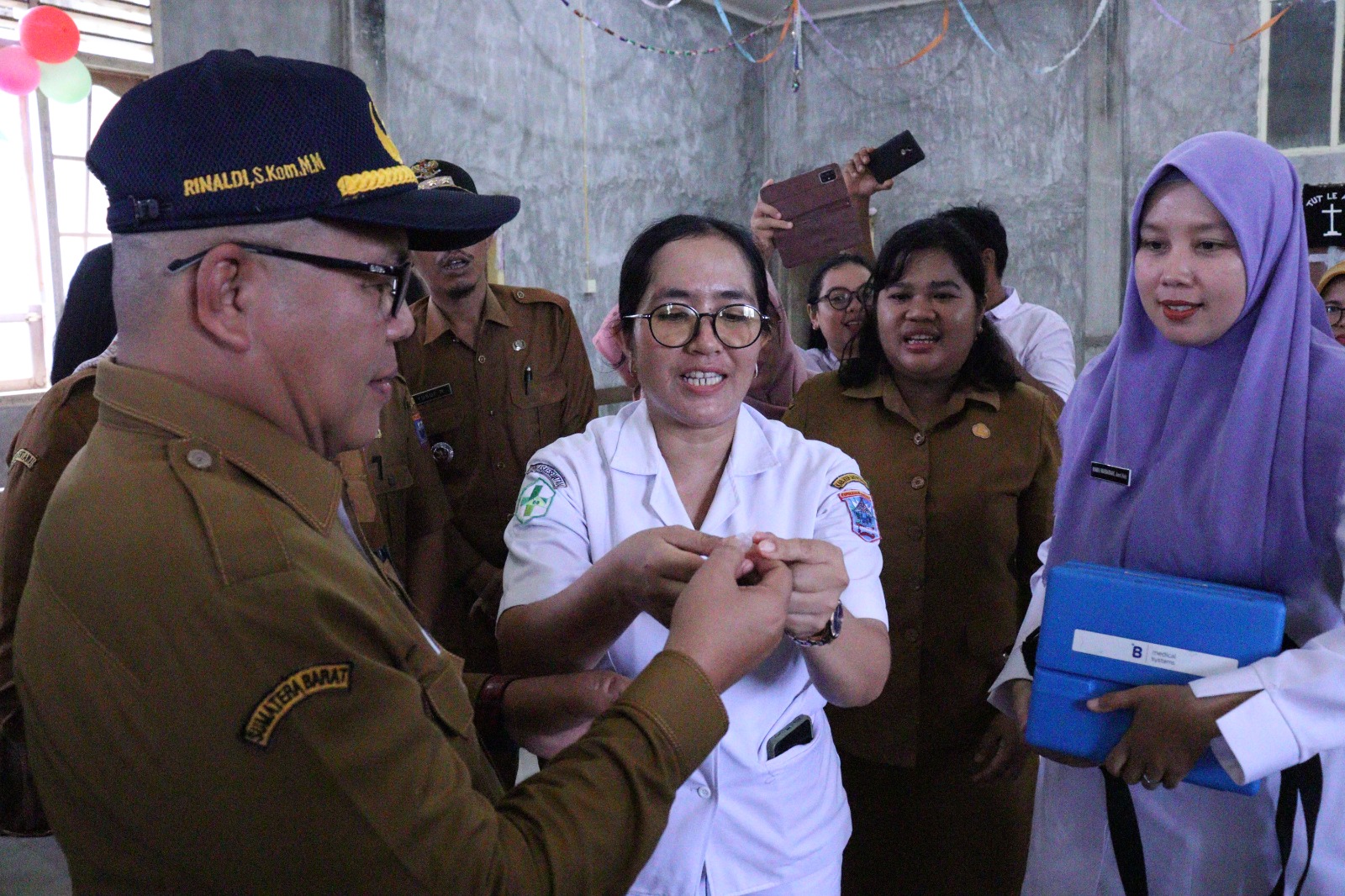 Pencanangan Imunisasi Polio Secara Masal di Desa Sioban, Kecamatan Sipora Selatan, Senin (6/03/2023).
